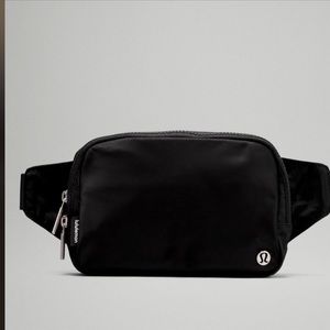 🦩Large Lululemon Everywhere Belt Bag.